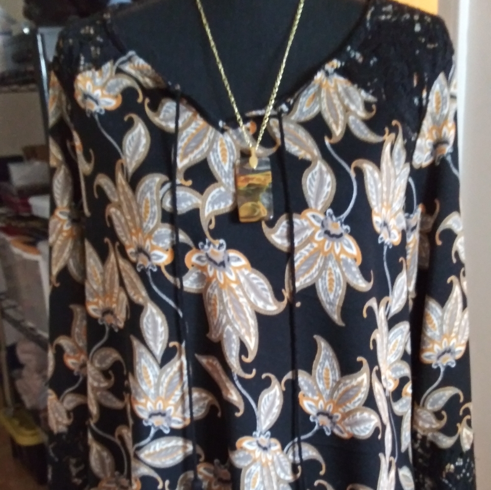 GORGEOUS KIM ROGERS GOLD PAISLEY SILKY TIE TOP 1X